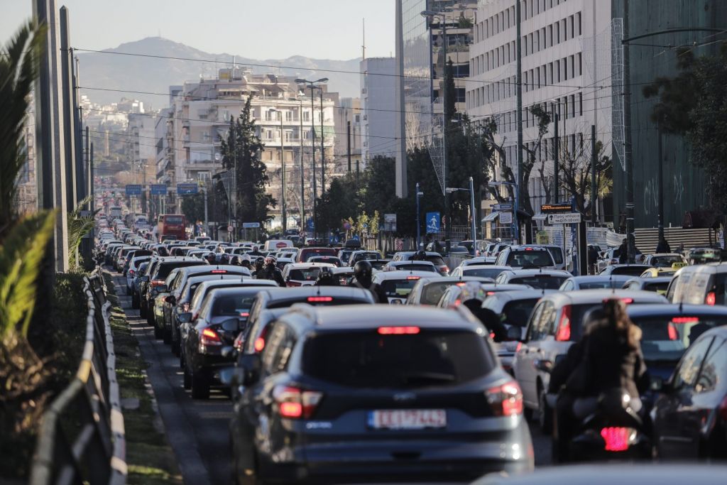 Κίνηση τώρα: Στο… κόκκινο οι δρόμοι της Αθήνας – Δείτε πού υπάρχουν ουρές χιλιομέτρων
