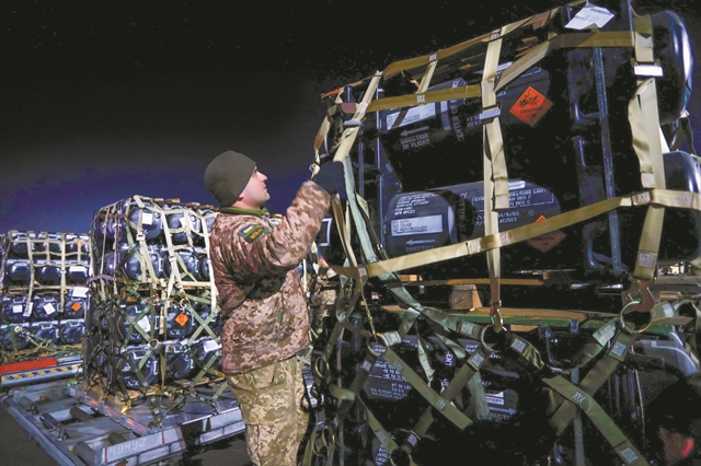 Με το δάχτυλο στη σκανδάλη και το βλέμμα στη διπλωματία