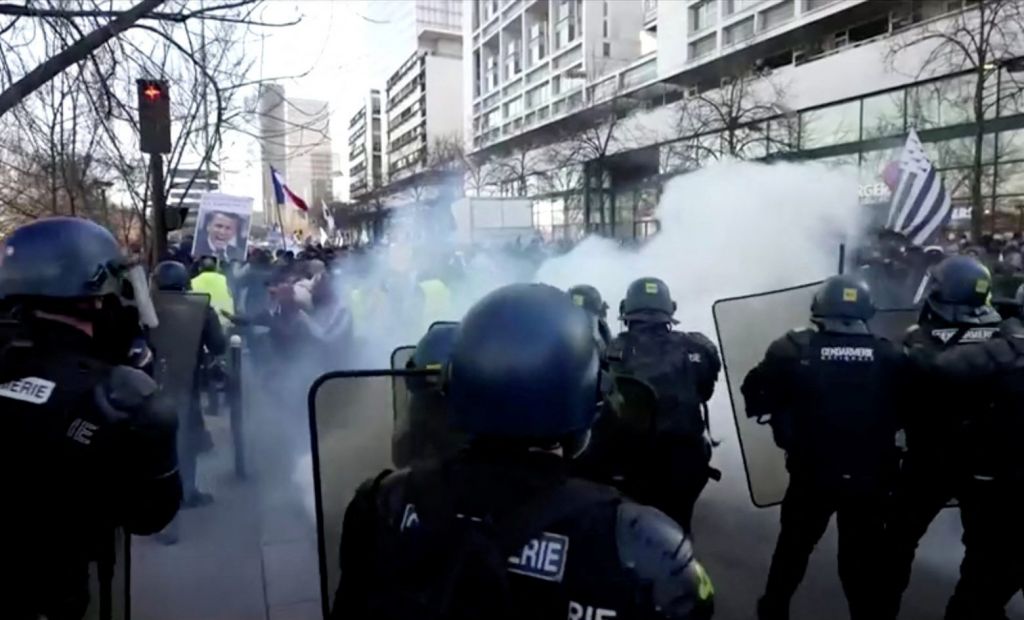 Έφτασε στο Παρίσι το «Κονβόι της Ελευθερίας» – Δακρυγόνα και χάος στους δρόμους