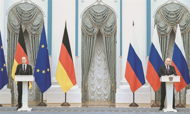 Σκληρό πόκερ και αόριστες υποσχέσεις