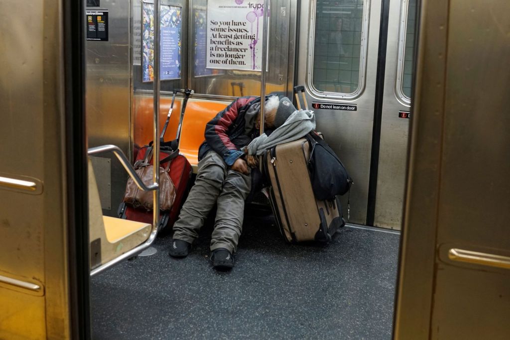 Οι αρχές στη Νέα Υόρκη θέλουν να διώξουν τους άστεγους από το μετρό – Κατηγορούνται για την εγκληματικότητα