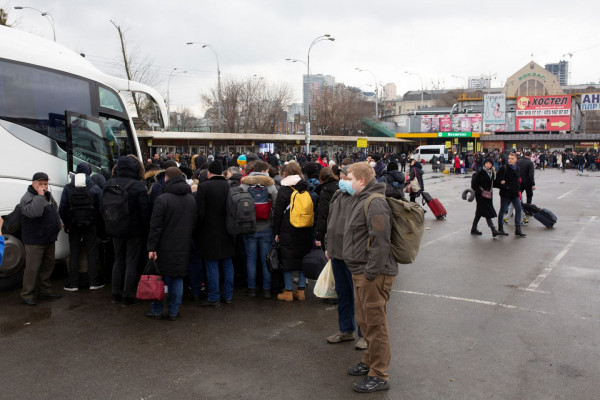 Τρομοκρατημένοι οι Ουκρανοί φεύγουν με κάθε μέσο από τη χώρα