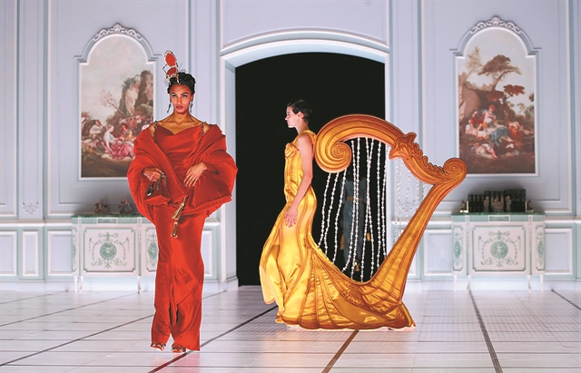 «Η πεντάμορφη και το τέρας» by Moschino…