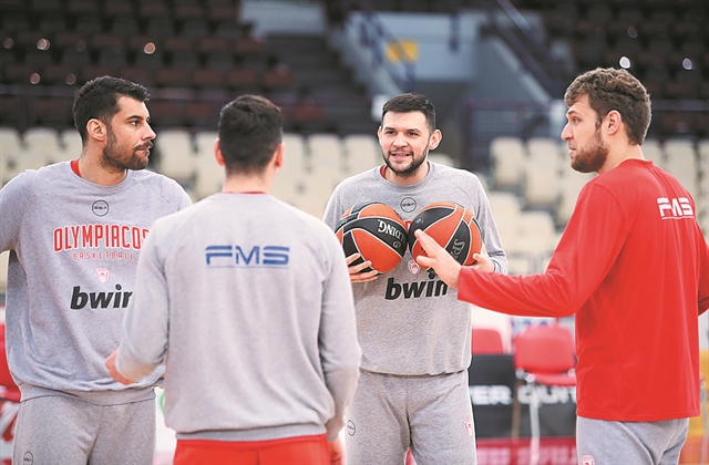 Αλλάζει κοστούμι