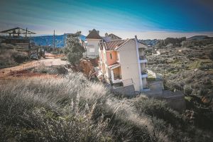 Τι κρύβεται πίσω από την κατολίσθηση