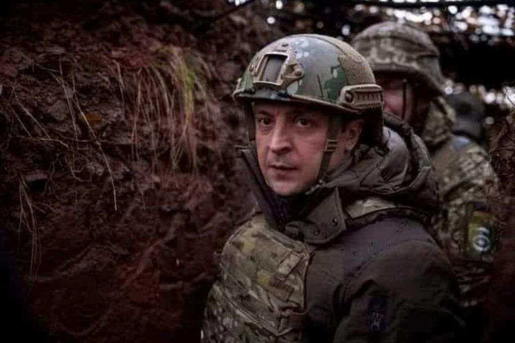 Πόλεμος στην Ουκρανία: Ο Ζελένσκι έβαλε στρατιωτική στολή