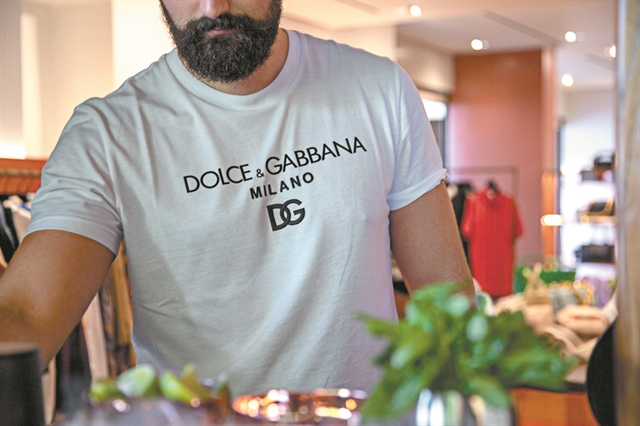 Οι Dolce & Gabbana, η συλλογή με τα prints, η «προσγείωση» στη Μύκονο | tanea.gr