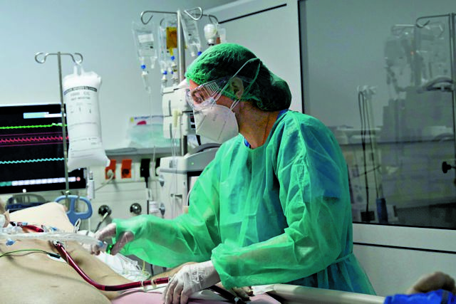 Κοροναϊός: 15.829 κρούσματα και 65 θάνατοι