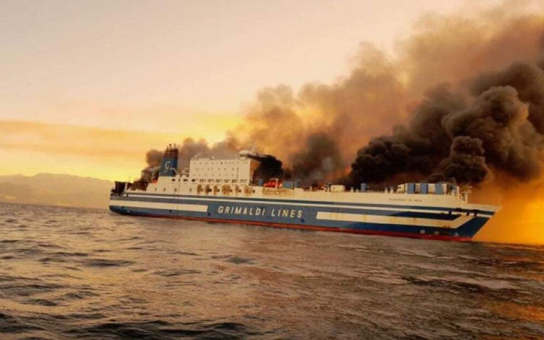 Κέρκυρα: Ζωντανός βρέθηκε ένας από τους αγνοούμενους του φλεγόμενου πλοίου