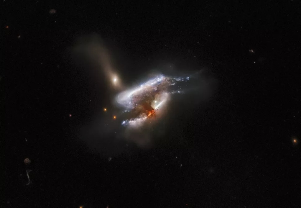 Τρεις μακρινοί γαλαξίες συγκρούονται: Εικόνα του τηλεσκοπίου Hubble