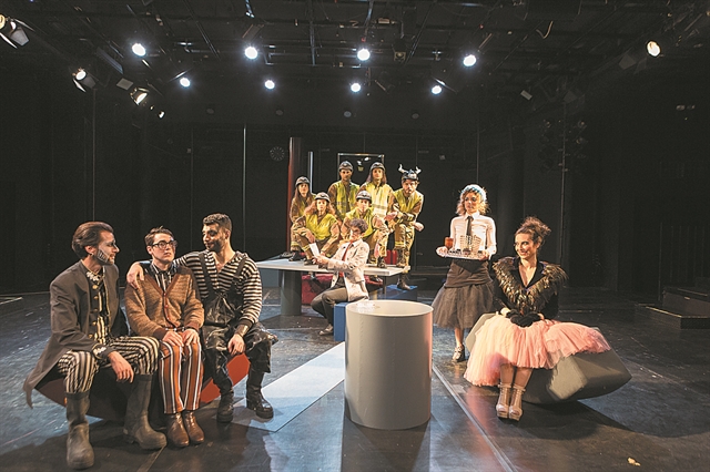 «Παρασυρόμαστε, ξημερώνει και η καταστροφή είναι εκεί»