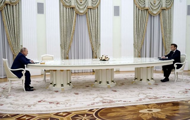 Μακρόν – Πούτιν: Τι απαντά το Κρεμλίνο για το μακρύ τραπέζι της συνάντησης