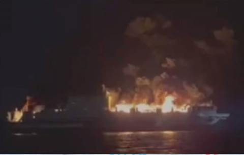 La nave a Corfù prende fuoco: tutti salpano sulla scialuppa di salvataggio – Uno leggermente ferito