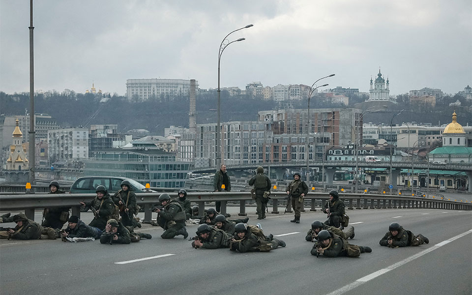Ανατινάζουν γέφυρα για να εμποδίσουν την προέλαση των Ρώσων στο Κίεβο