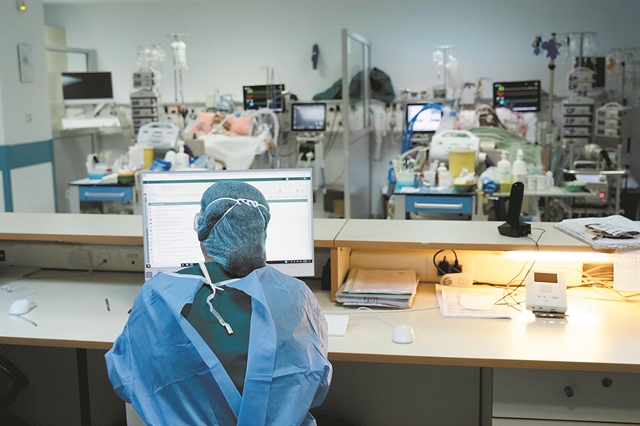 Κοροναϊός: Τι φοβούνται, τι ελπίζουν για το 6ο κύμα