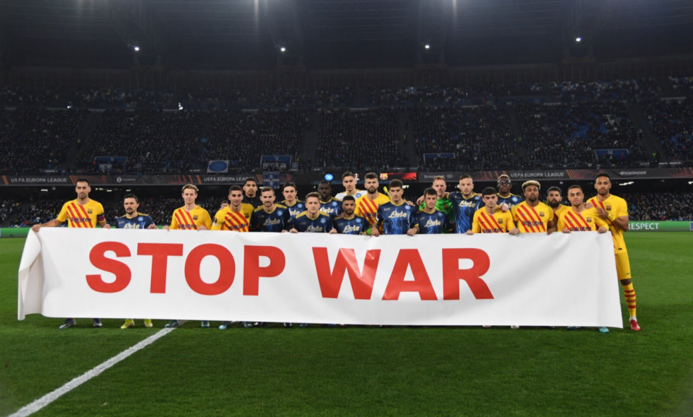 Σφοδρές αντιδράσεις: Νάπολι και Μπάρτσα σήκωσαν πανό «Stop War», αλλά η UEFA το έκρυψε