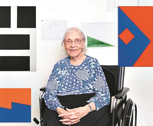 Η μινιμαλίστρια που αναγνωρίστηκε στα… 89 της