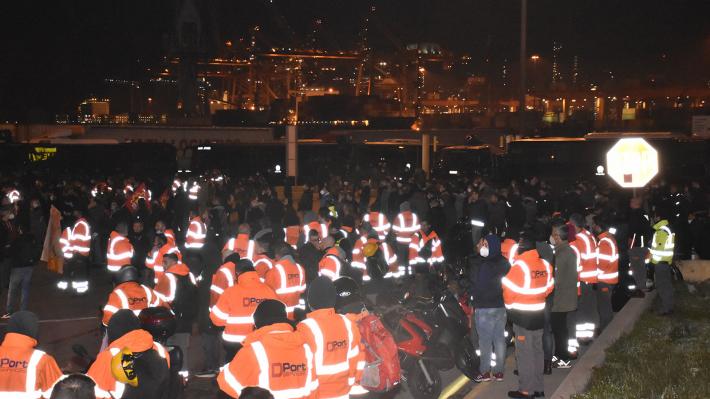 Cosco: Απεργούν οι εργαζόμενοι – ΜΑΤ στο λιμάνι