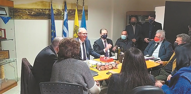 Με απομάκρυνση απάντησε στον κυνισμό