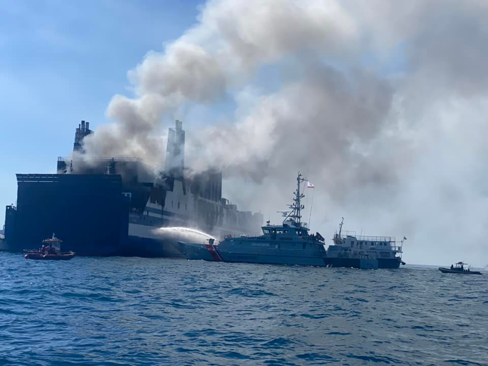 Φωτιά σε πλοίο στην Κέρκυρα: Συνεχίζονται οι έρευνες για τους 12 αγνοούμενους – Τους 600 βαθμούς φτάνει η θερμοκρασία