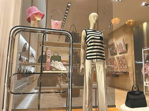 Ροζ, λευκό, πορτοκαλί και φλούο στις ανοιξιάτικες βιτρίνες