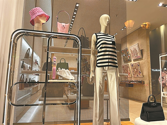 Ροζ, λευκό, πορτοκαλί και φλούο στις ανοιξιάτικες βιτρίνες