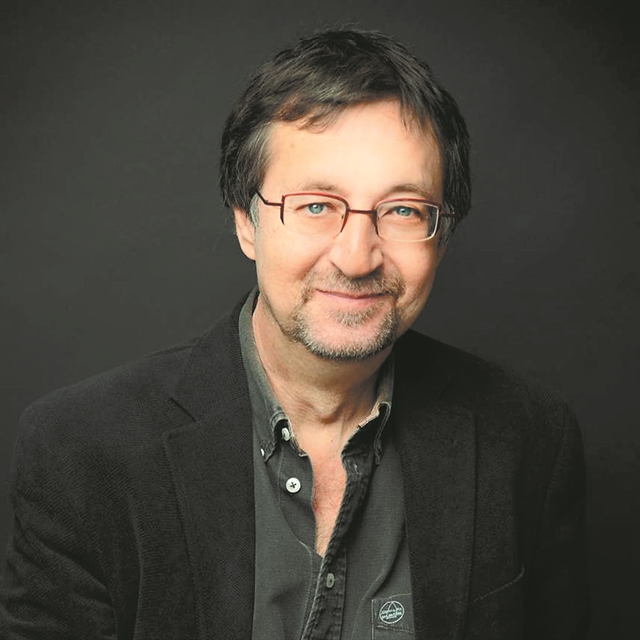 «Να αναβάλουμε το πρώτο μας φιλί;»