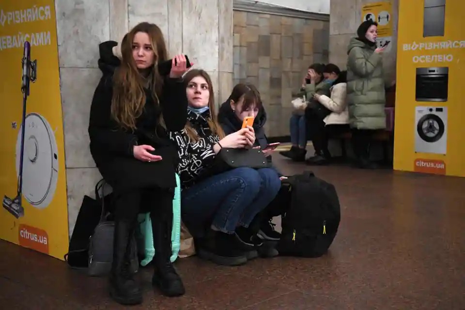 Μέσα στα καταφύγια του Κιέβου: Σοκάρουν βίντεο με πολίτες κάτω από τη γη