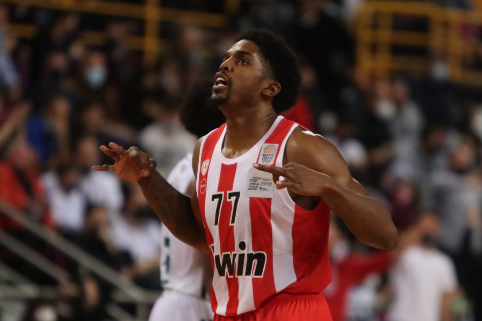 Ολυμπιακός: Ο ΜακΚίσικ έβαλε τον γιο του μέσα στο τρόπαιο