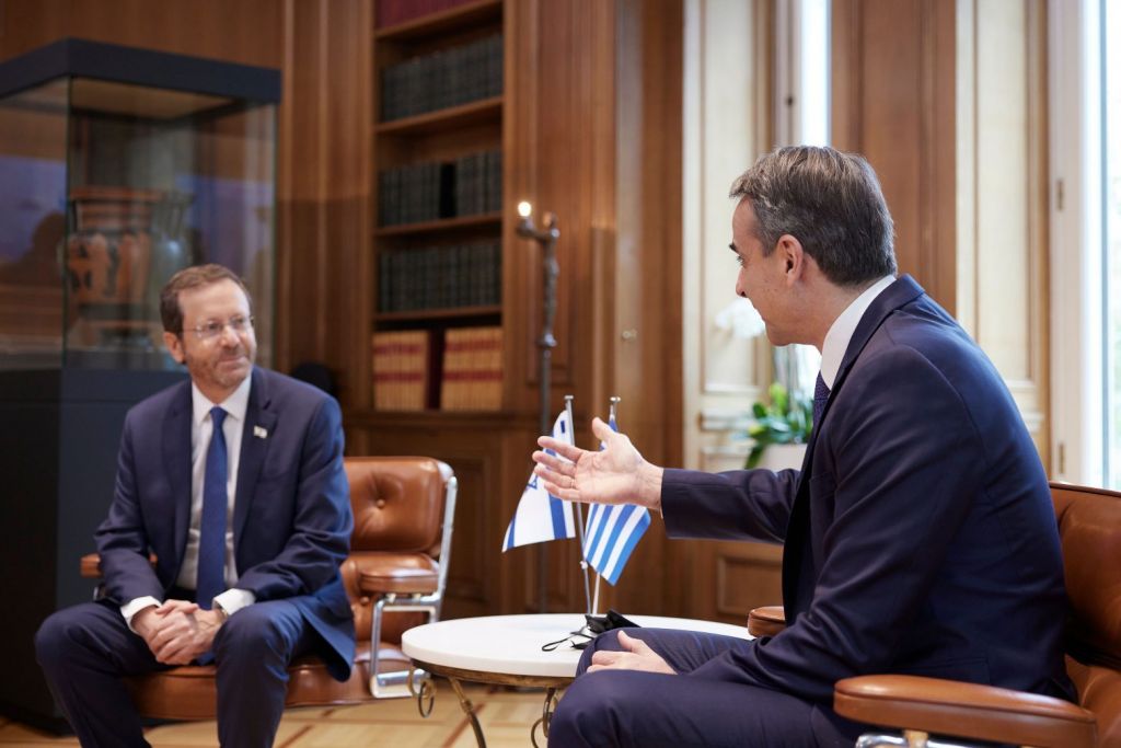 Στη σκιά του πολέμου στην Ουκρανία η συνάντηση Μητσοτάκη και Χέρτζοκ