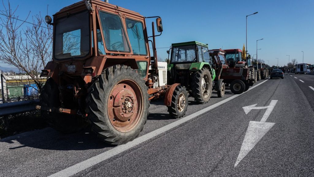 Αγροτικές κινητοποιήσεις: Ενισχύονται τα μπλόκα – Πορεία με τρακτέρ στη Λάρισα
