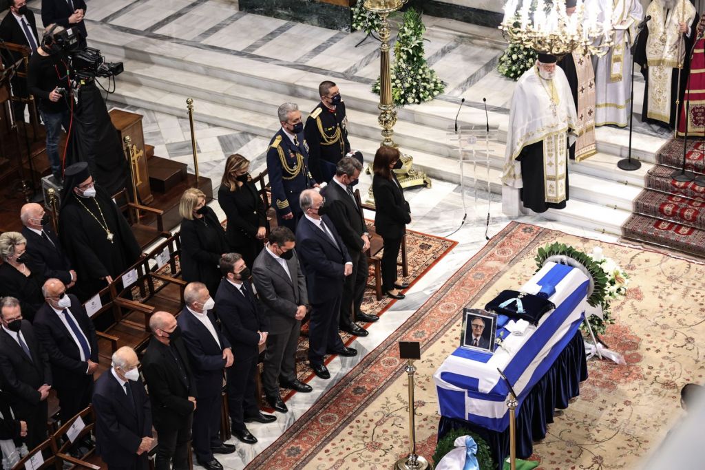 Χρήστος Σαρτζετάκης: Καλυμμένο με ελληνική σημαία το φέρετρο – Ποιοι είπαν το τελευταίο αντίο