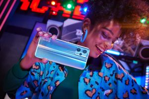 Γιατί λατρέψαμε το πρώτο κινητό στην Ευρώπη που… αλλάζει χρώμα