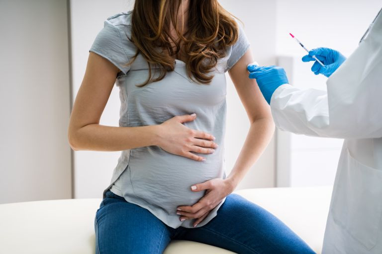 Νέα μελέτη για τα εμβόλια σε εγκύους: Τι δείχνει για τα βρέφη