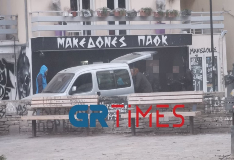 Δολοφονία Άλκη: Αυτά είναι τα ευρήματα των Αρχών στον σύνδεσμο του ΠΑΟΚ – Μεταφέρονται για εξέταση