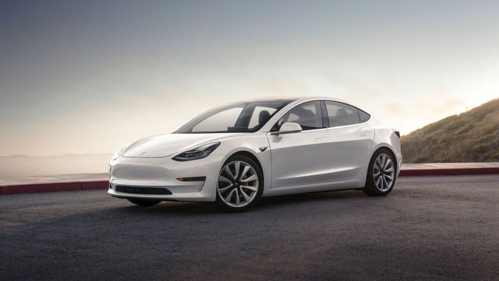 Tesla Model 3 Performance: O ηλεκτρικός …πύραυλος με το high tech περιβάλλον