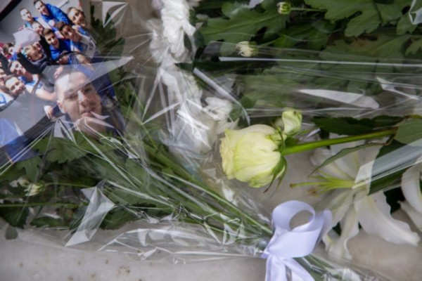 Δολοφονία Αλκη: Το στερνό αντίο λένε τώρα συγγενείς και φίλοι στον 19χρονο