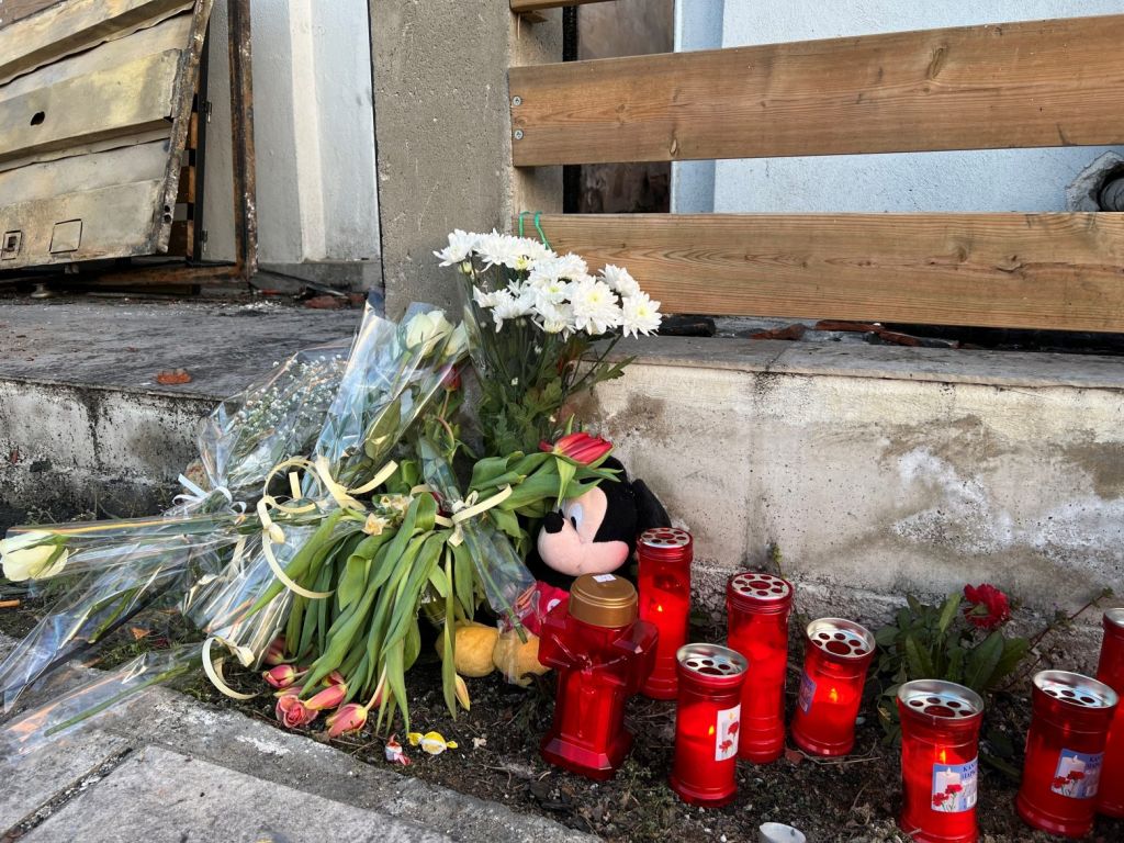 Θεσσαλονίκη: Λευκά λουλούδια και κεριά έξω απο το σπίτι που βρήκαν τραγικό θάνατο η μητέρα με τα δύο της παιδιά