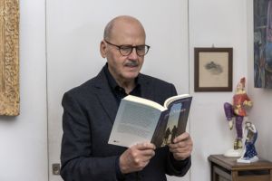 Ο Γιάννης Γιαννέλλης – Θεοδοσιάδης ανοίγει τη «Σχολή Νυμφών»