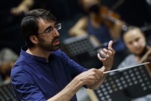 Γκαντιέ Ντομμπράουνερ (Gaddiel Dombrowner): «Ο εξαιρετικός μαέστρος πρώτα απ’ όλα ακούει τους μουσικούς του»