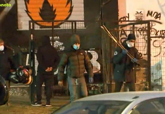 Δολοφονία Άλκη: Μια προσαγωγή μετά την έφοδο σε συνδέσμους του ΠΑΟΚ – Βίντεο από τα «πολεμοφόδια» που βρέθηκαν