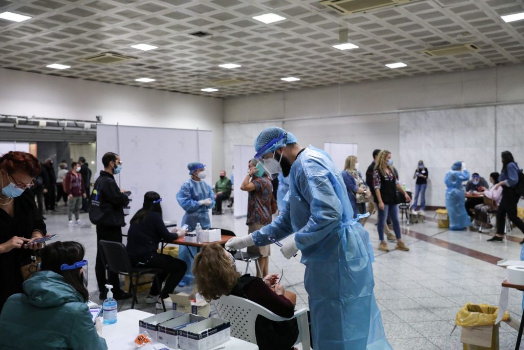 Κοροναϊός: Νέο κύμα και καινούργια μετάλλαξη φοβούνται επιστήμονες – Τι θα γίνει με τα μέτρα