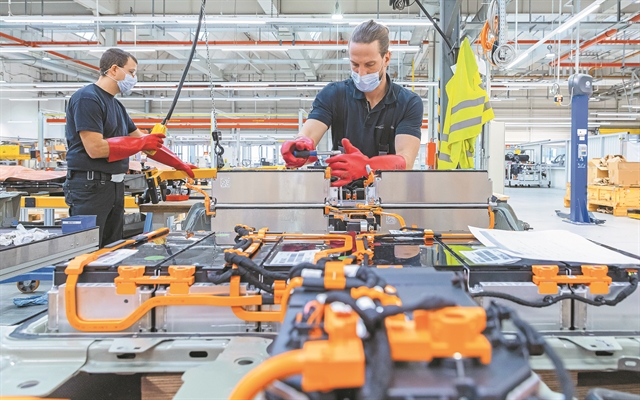 Ενα βήμα εμπρός, δύο πίσω