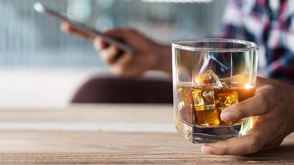 Μελέτη: Τα «κρυφά» προβλήματα της πανδημίας – Αυξήθηκαν οι θάνατοι από αλκοόλ