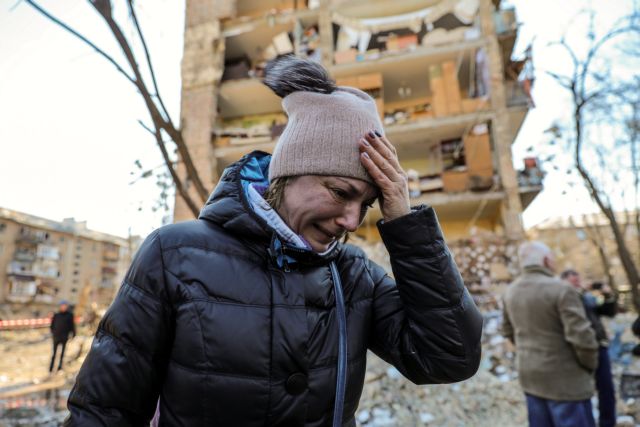 Ουκρανία: Στις φλόγες πόλεις από ρωσικούς βομβαρδισμούς – Ο φόβος για χημικά όπλα και το δημοψήφισμα του Ζελένσκι