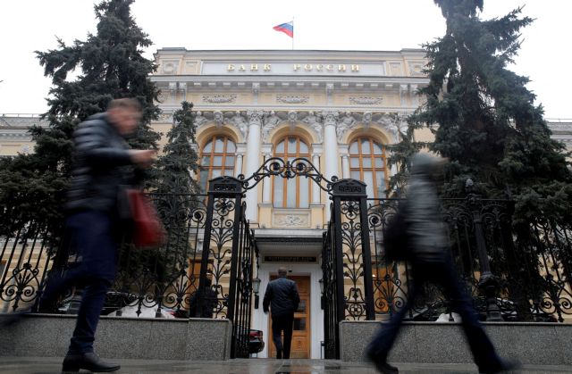 Οι κυρώσεις «γονατίζουν» τη ρωσική οικονομία – Πυκνώνουν οι προβλέψεις για χρεοκοπία