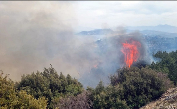 Σάμος: Μεγάλη φωτιά κοντά στη Μονή Βροντά – Εκκενώθηκε προληπτικά το χωριό Βουρλιώτες