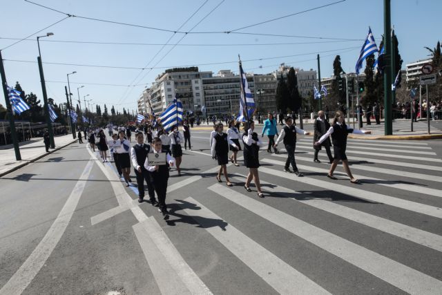 Επέτειος 25ης Μαρτίου: Με αντιπολεμικά μηνύματα η μαθητική παρέλαση στο Σύνταγμα