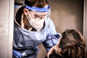 Συνεδριάζει η επιτροπή των ειδικών – Στο τραπέζι η μείωση των self test στα σχολεία