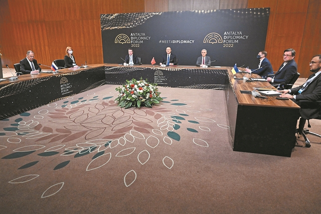 «Μαύρος καπνός» στην Αττάλεια